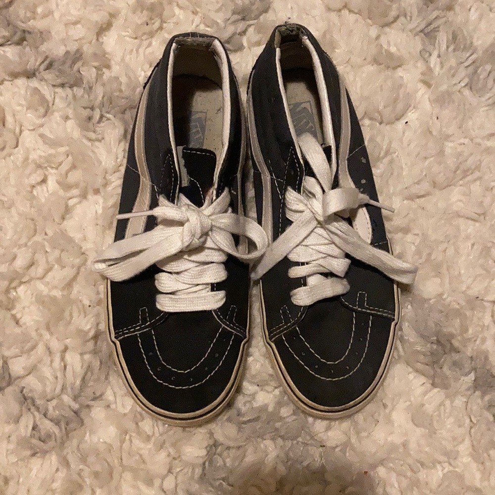 Half top vans. 💙